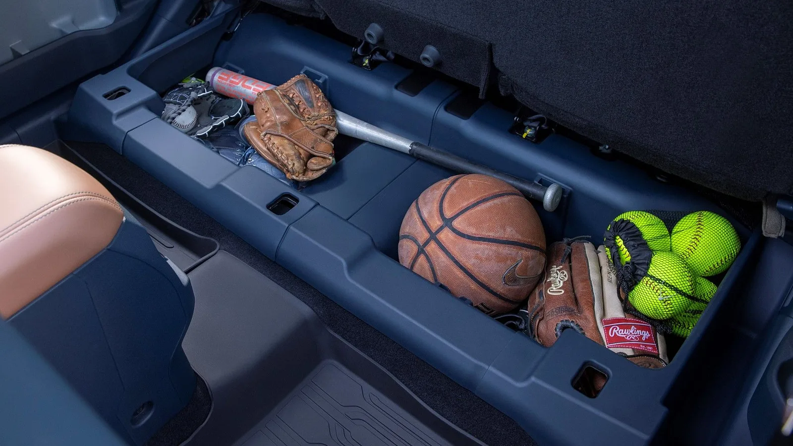 Espacio de guardado debajo del asiento trasero
